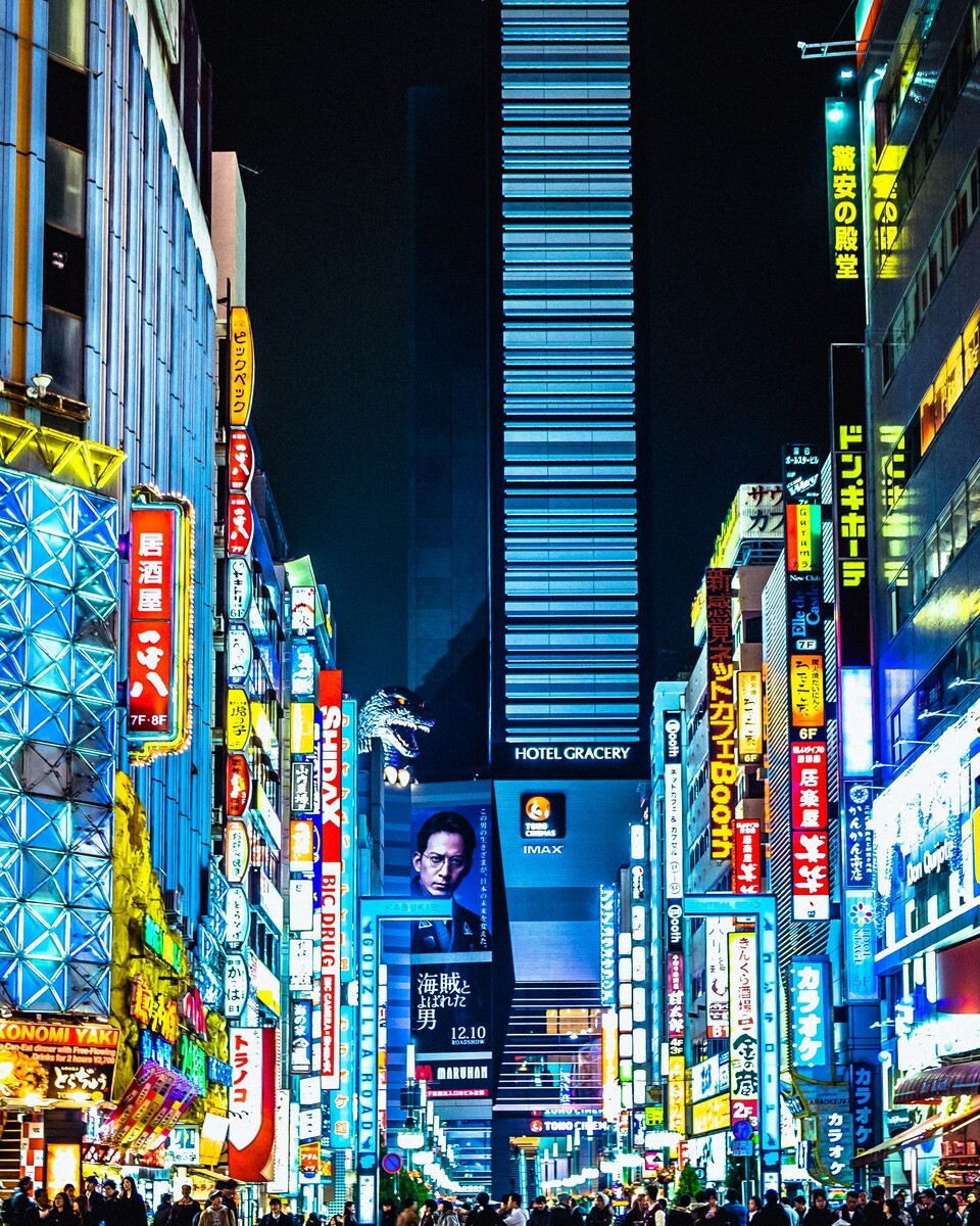 Grote billboards in de straten van Tokyo, in de avond