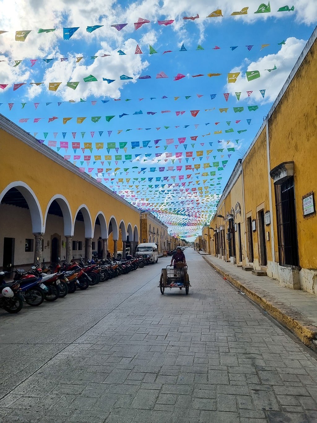 Straat met vlaggetjes in Mexico
