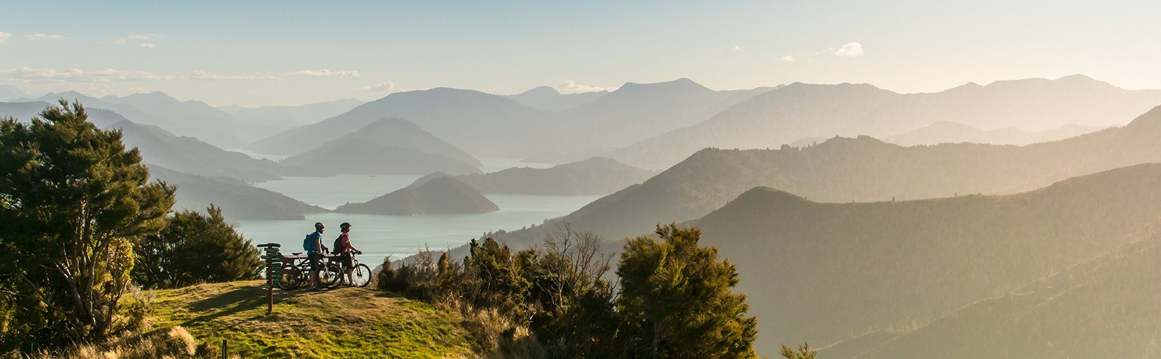 Nieuw-Zeeland twee fietsers kijken uit over het dal