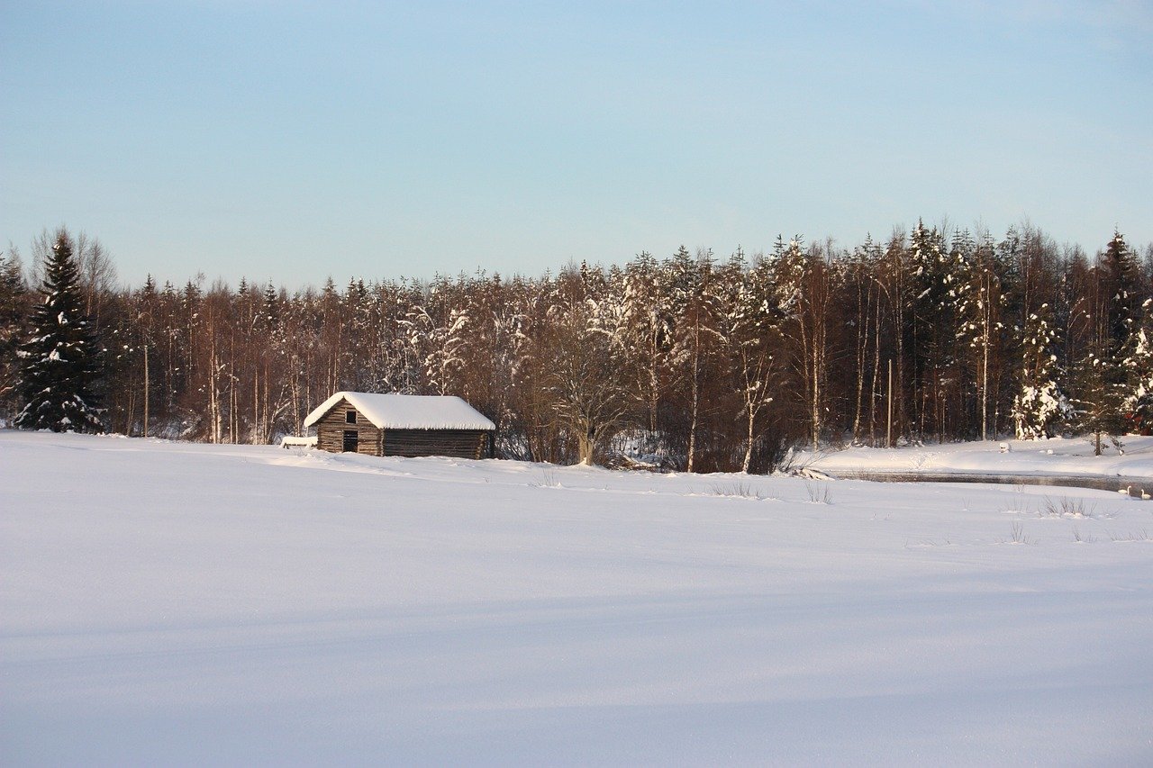 Lapland huisje in de verte in de sneeuw