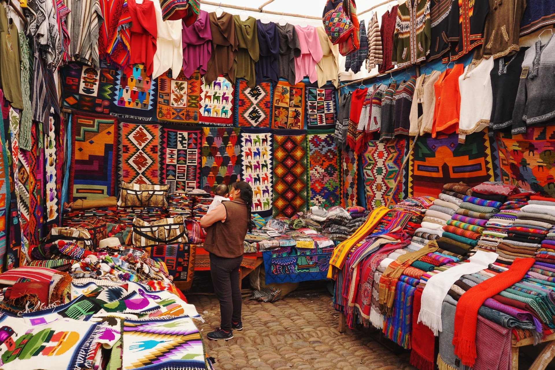 Peru winkel met traditionele kleedjes