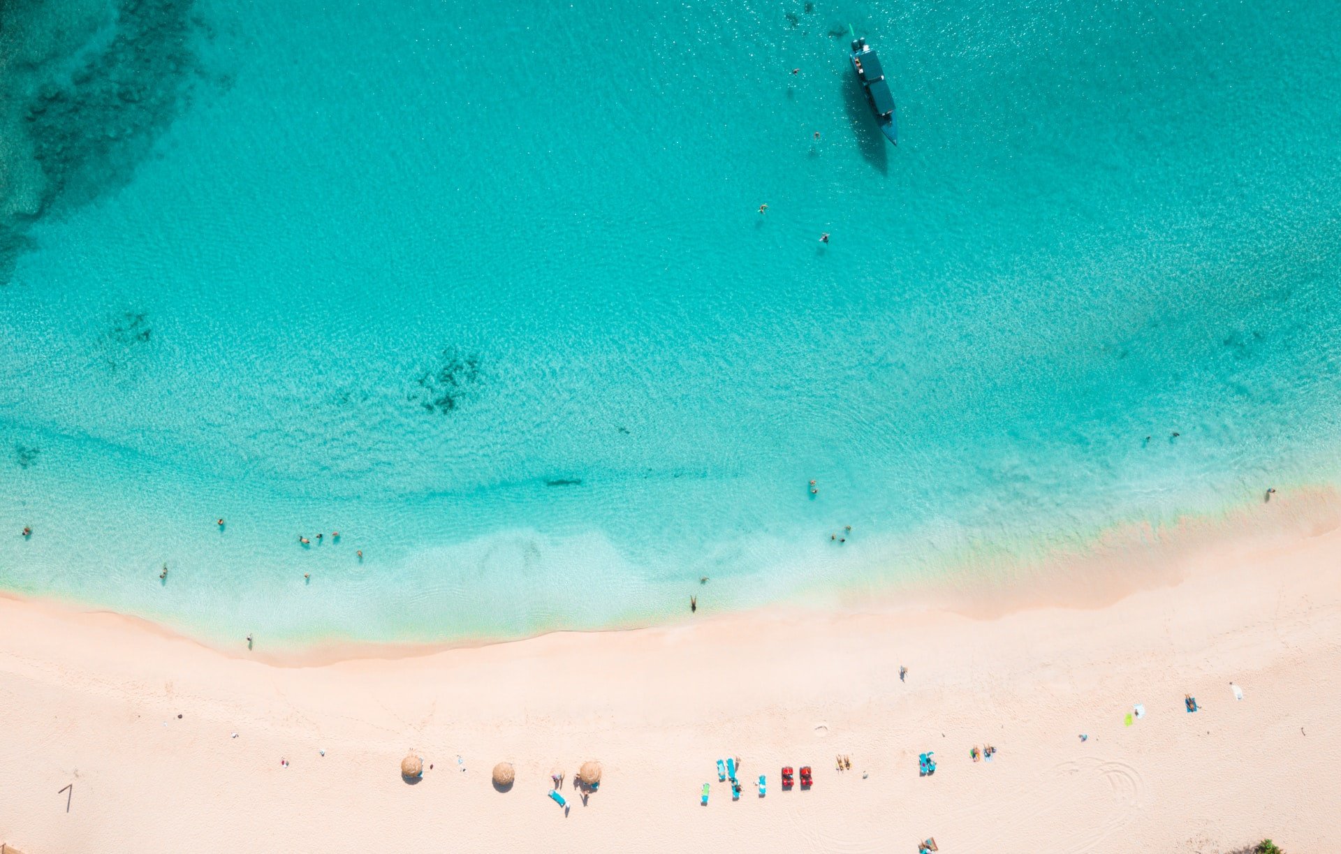 Droneshot van strand in Sint-Maarten