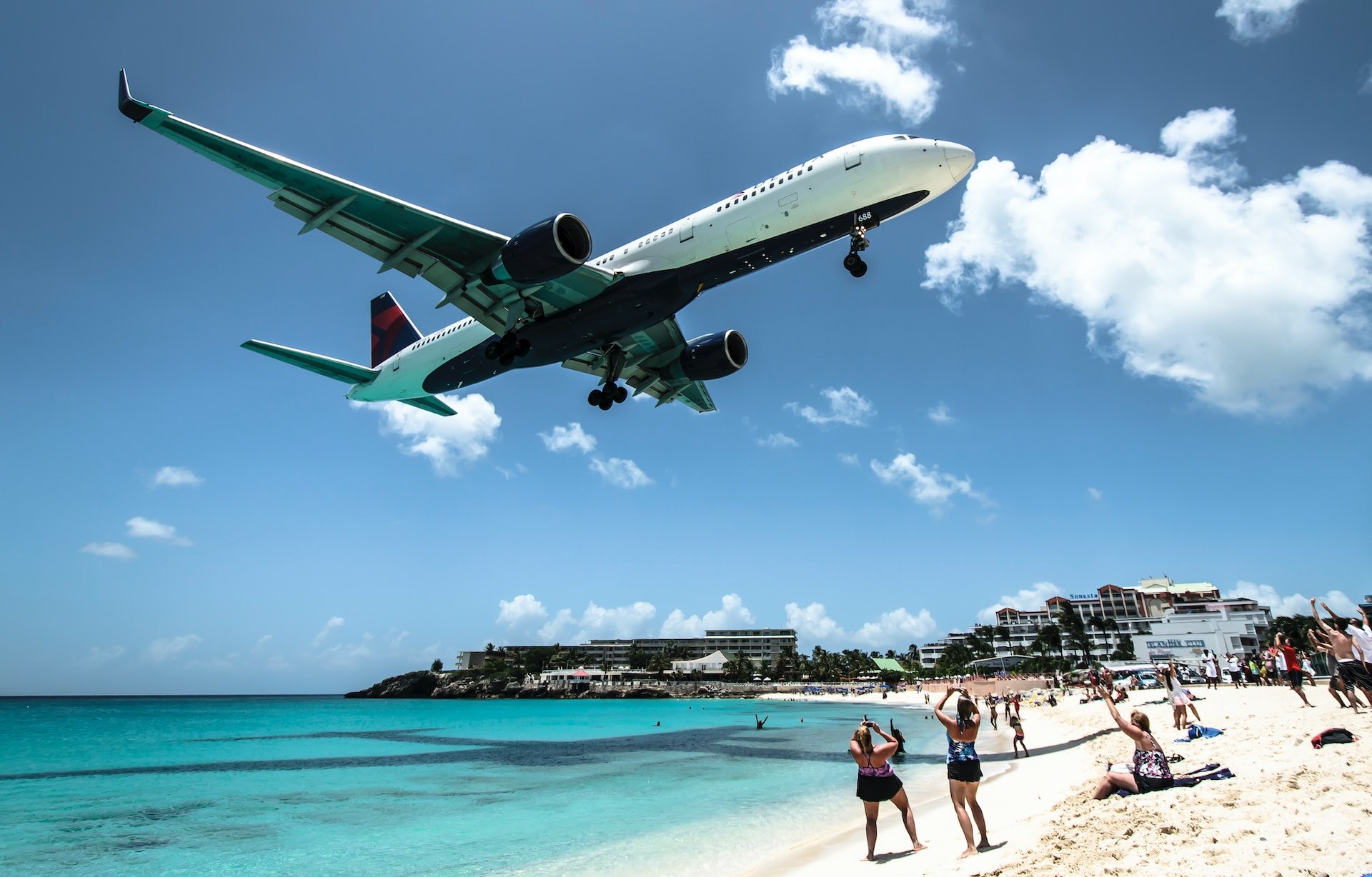 vliegtuig over strand van Sint-Maarten