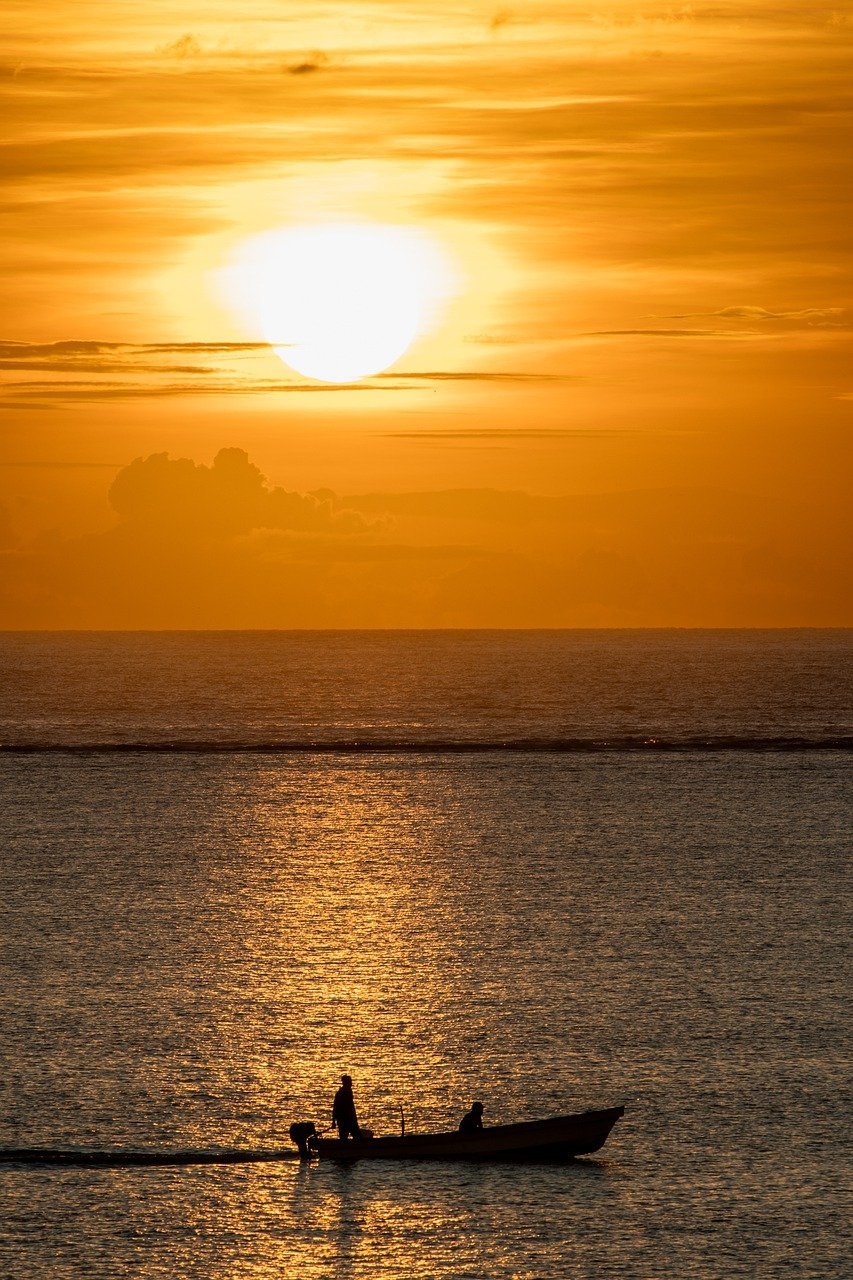 Tanzania zonsondergang en bootje