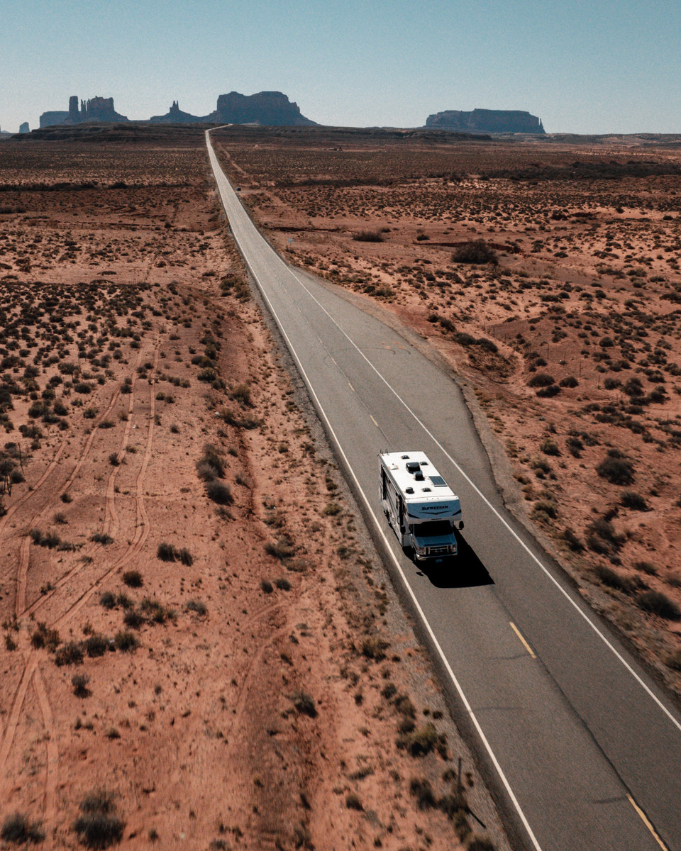 Road Bear camper rijdend door Monument Valley