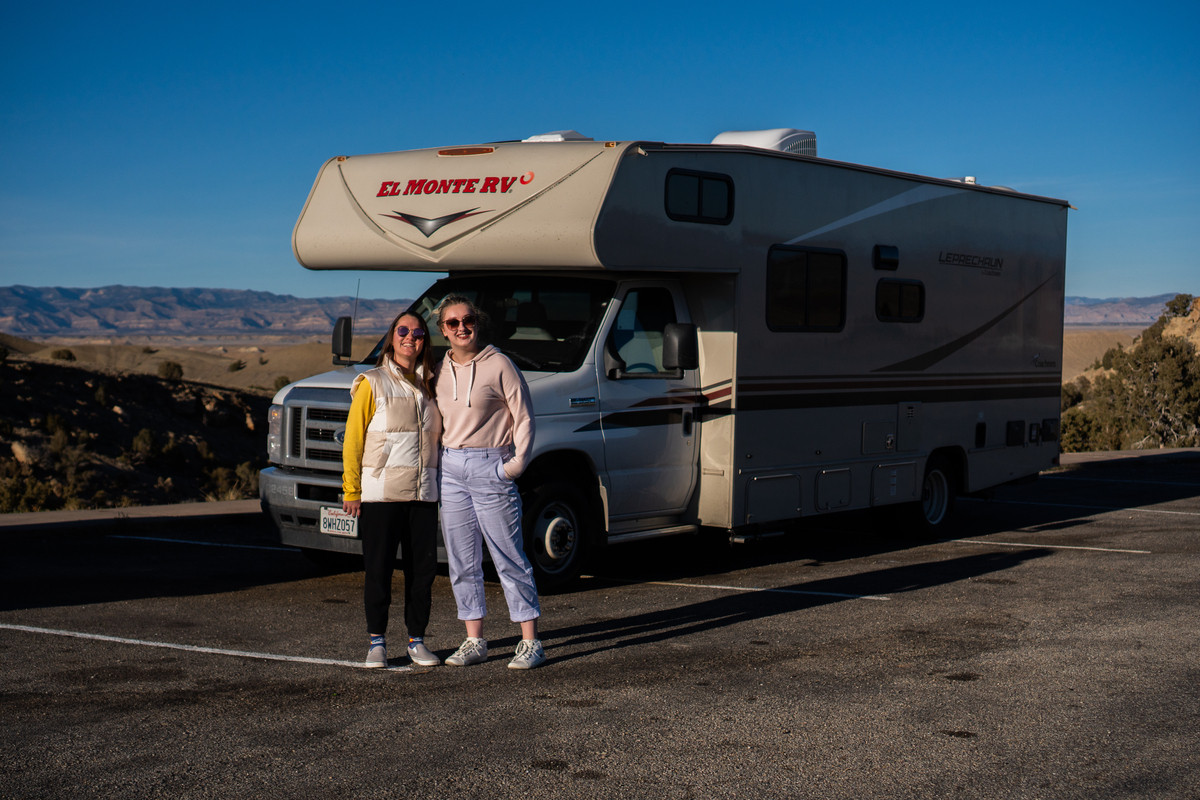 Reizigers bij hun El Monte camper