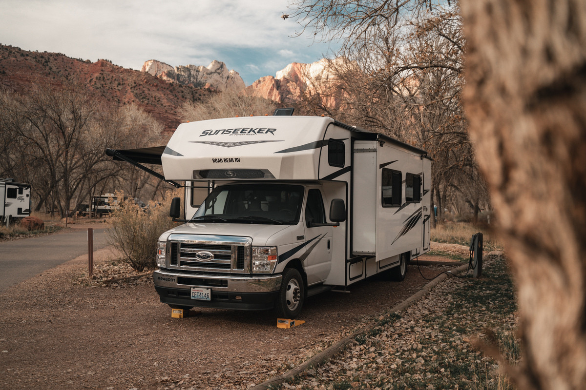 Road Bear camper op camperplaats in West-Amerika