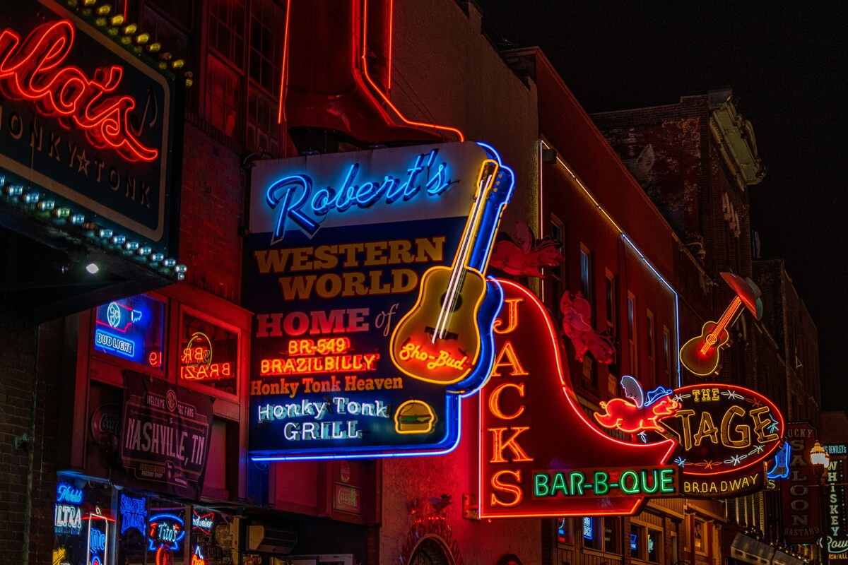 Straat met verlichte borden in Nashville