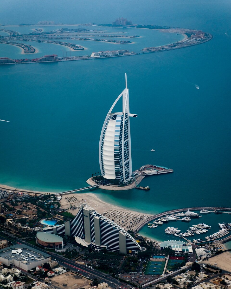 Uitzicht van boven op de Burj al Arab in Dubai