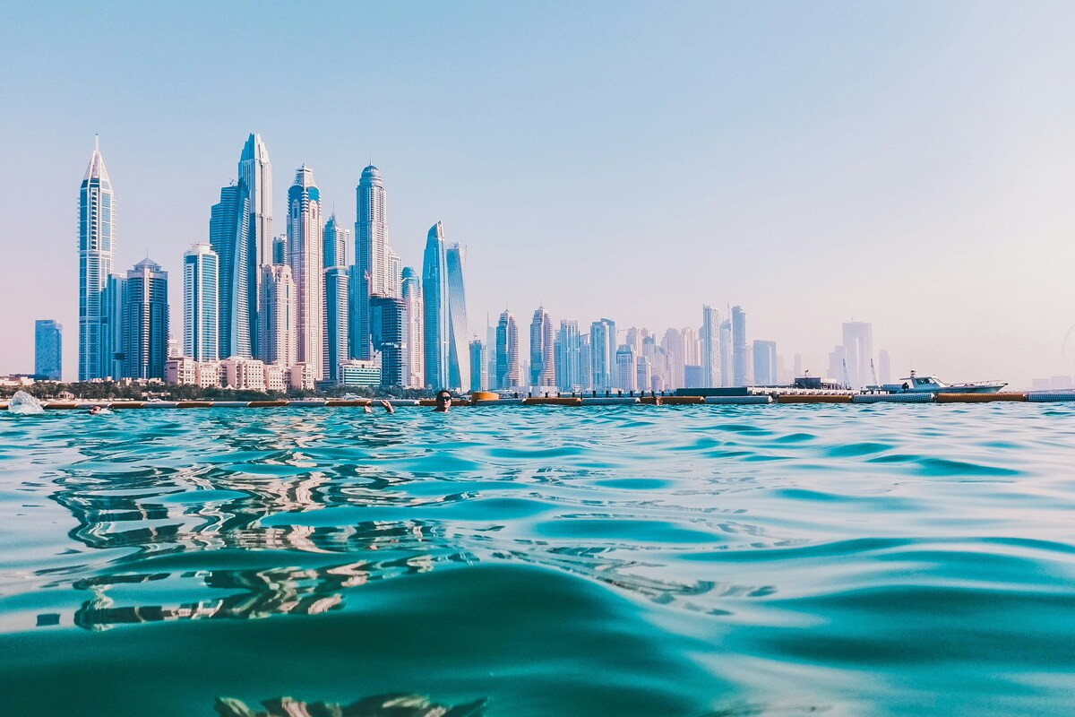 Wolkenkrabbers in Dubai vanaf het water