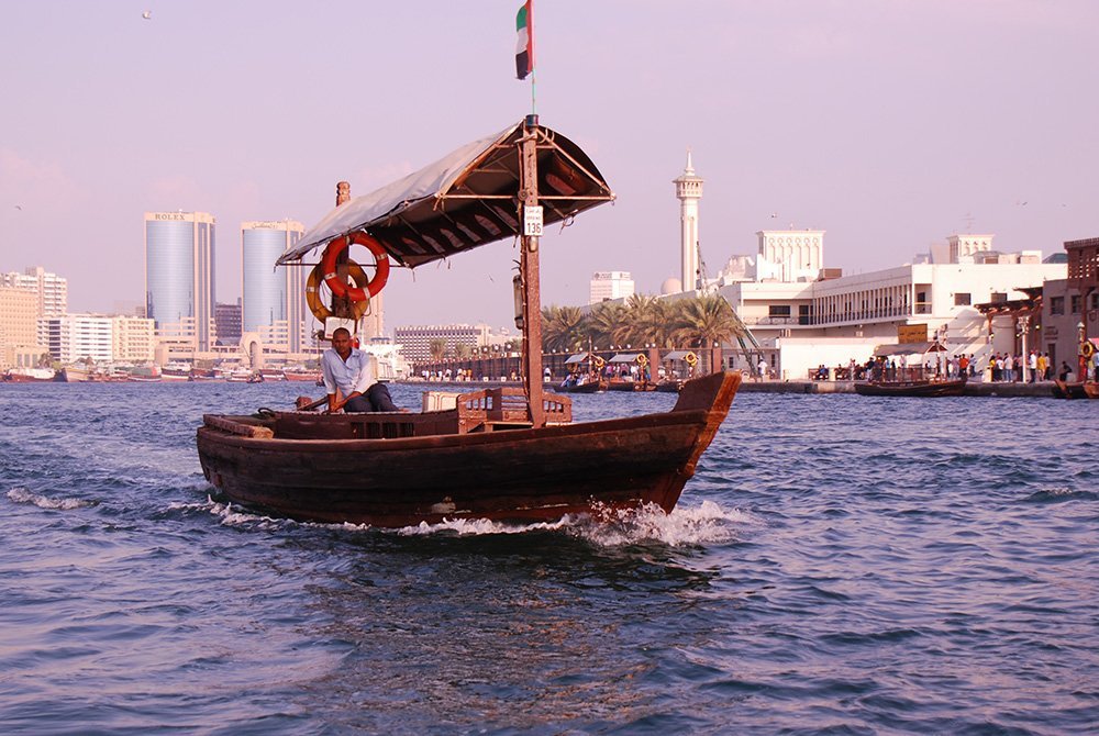 Bootje varend over water in Dubai.