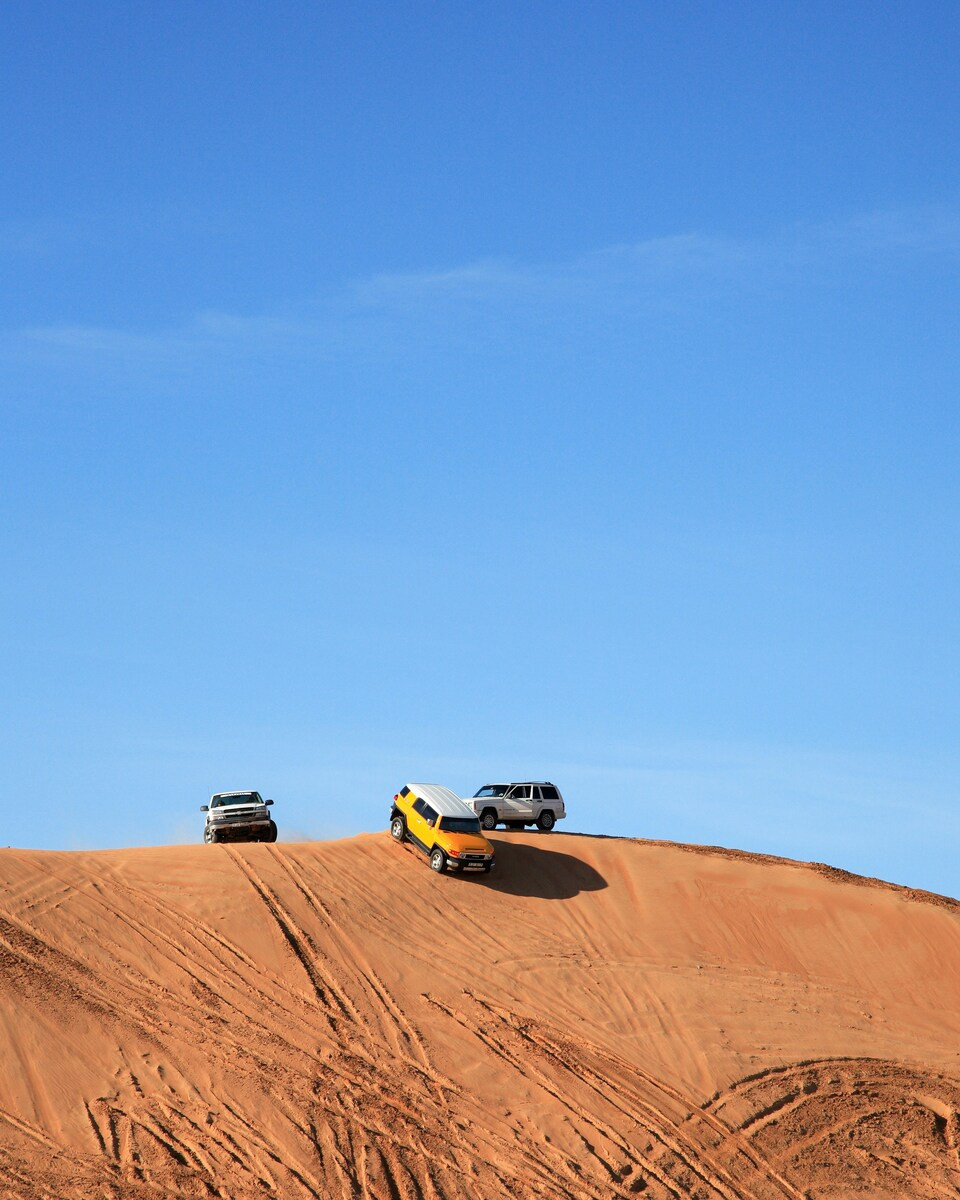 Auto's op de zandduinen in Ras al-Khaimah