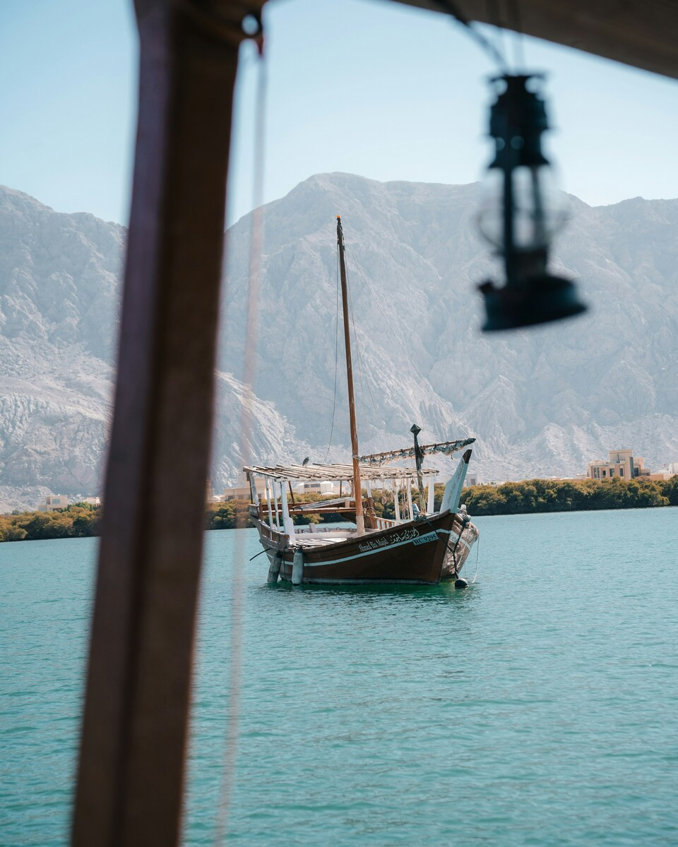 Boot in het water bij Ras al Khaimah