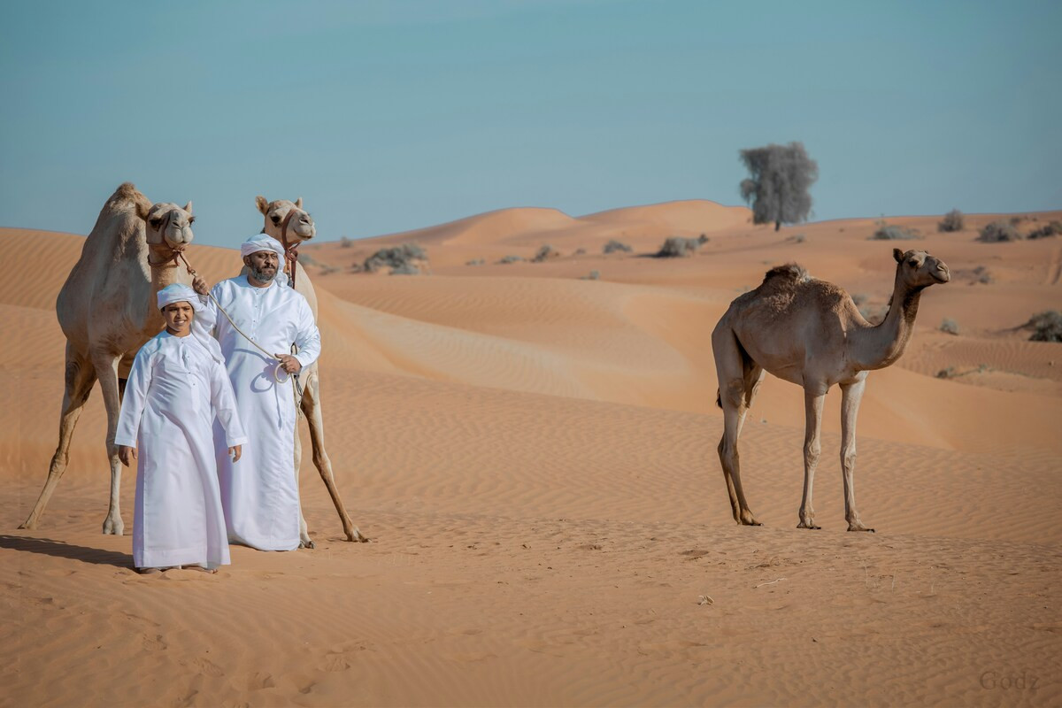Mensen in de woestijn met kamelen, Ras al-Khaimah