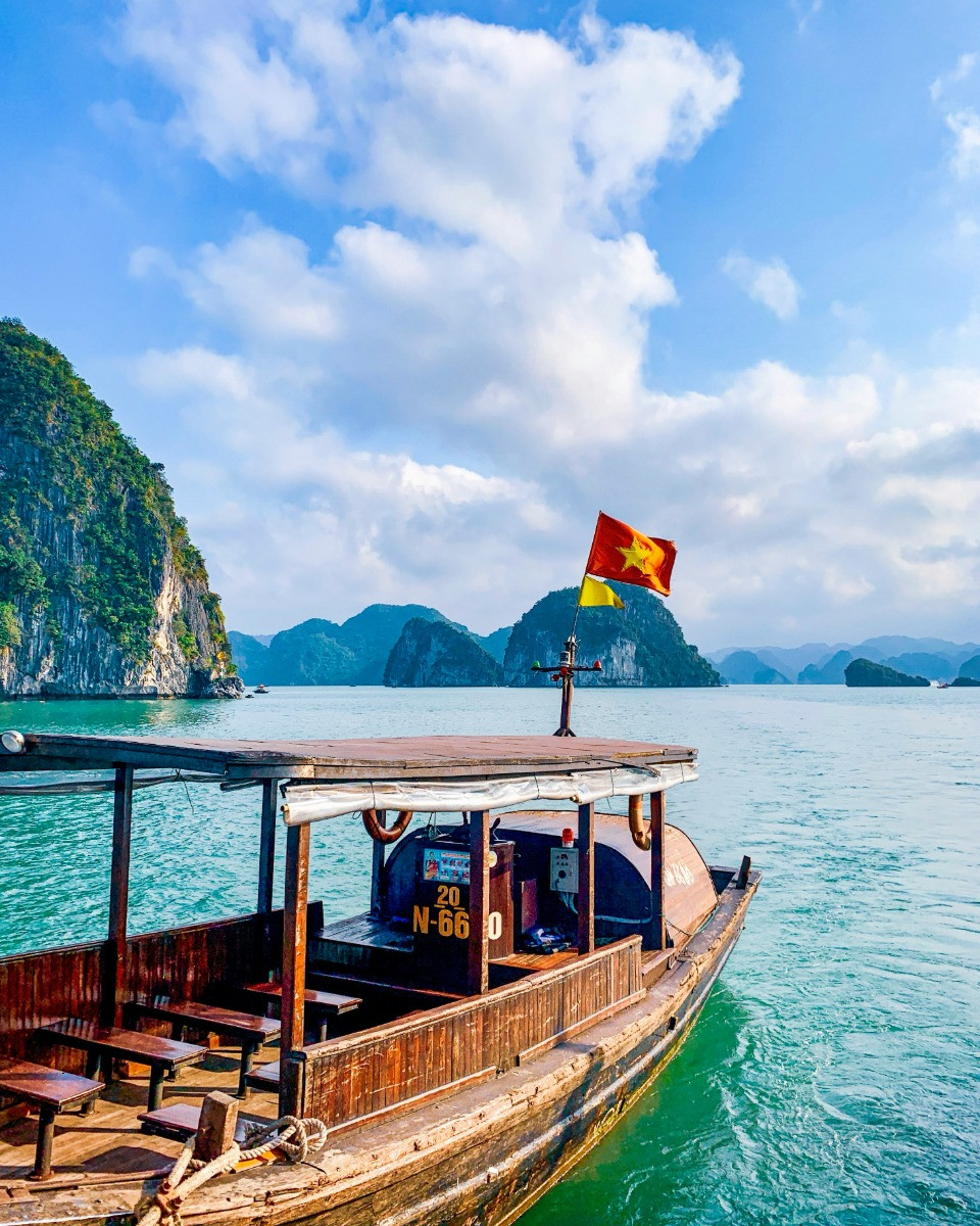 Bootje in het water van Halong Bay