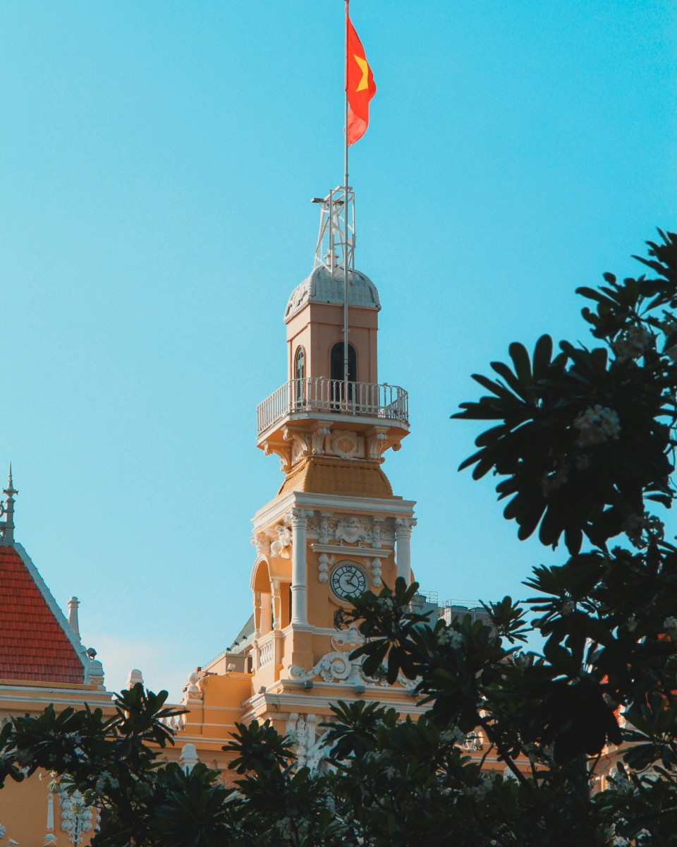Toren met Vietnamese vlag in Ho Chi Minh City