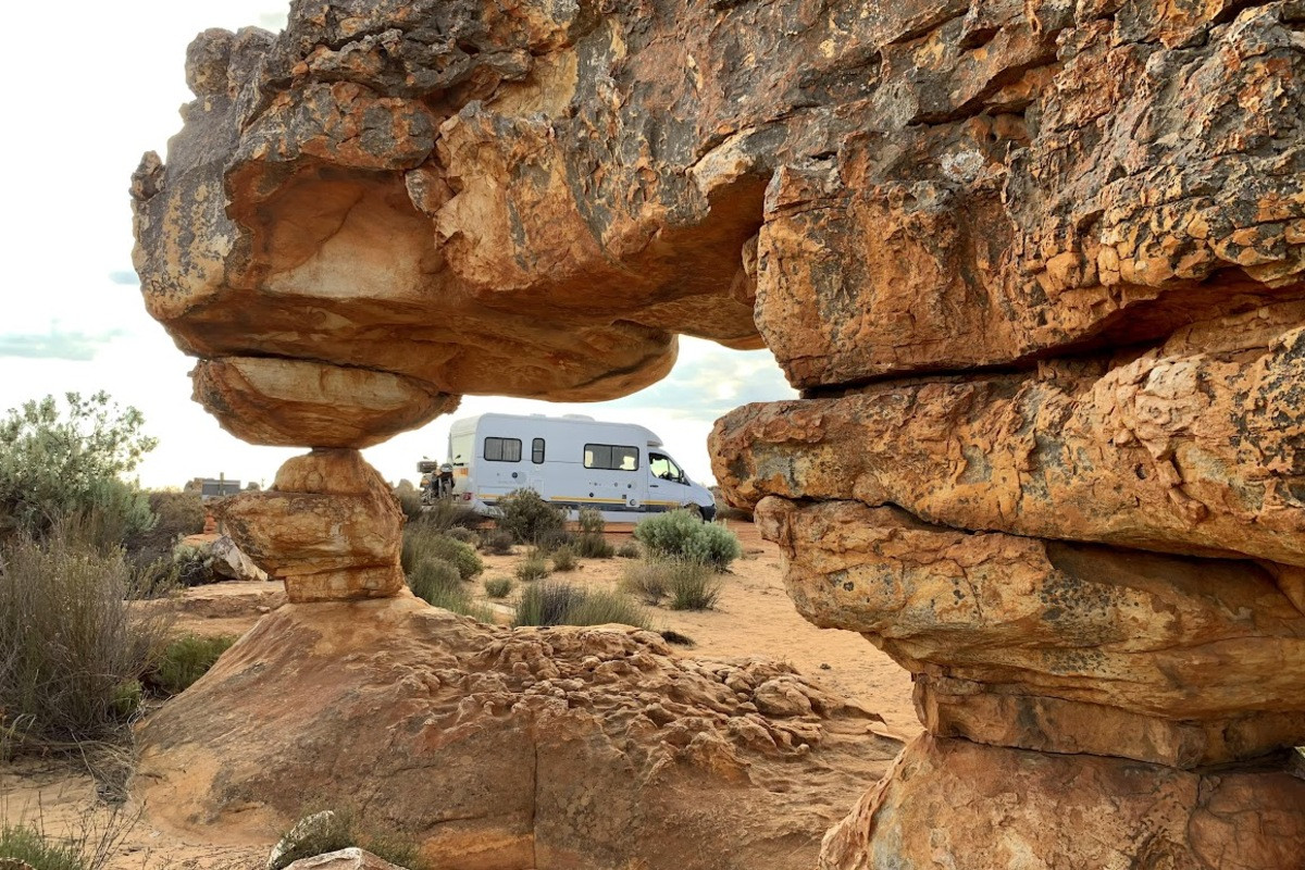 Maui camper tussen de rotsen in Zuid-Afrika