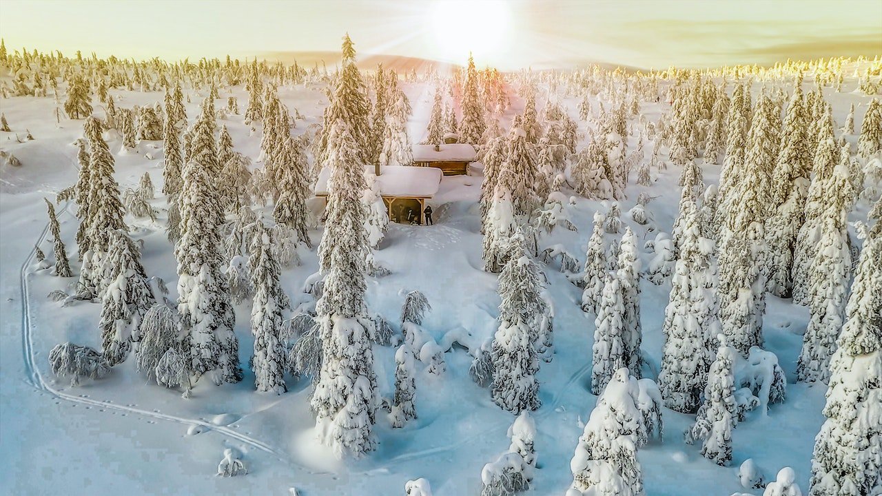 Lapland sneeuwlandschap met houten huisjes.