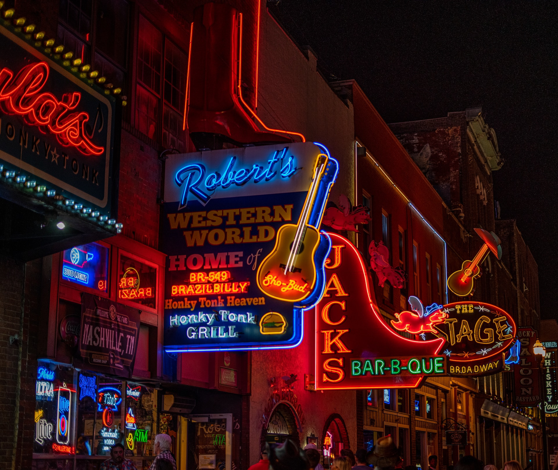 Nashville-USA-at-night-street