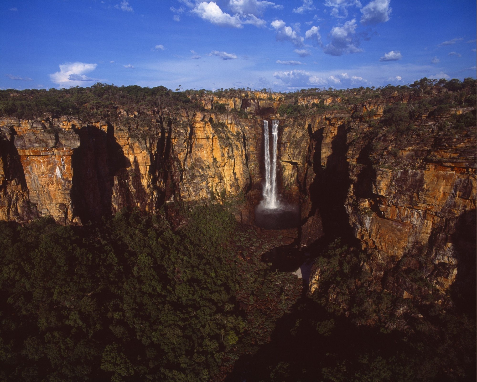 Watervallen over de kliffen bij kakadu