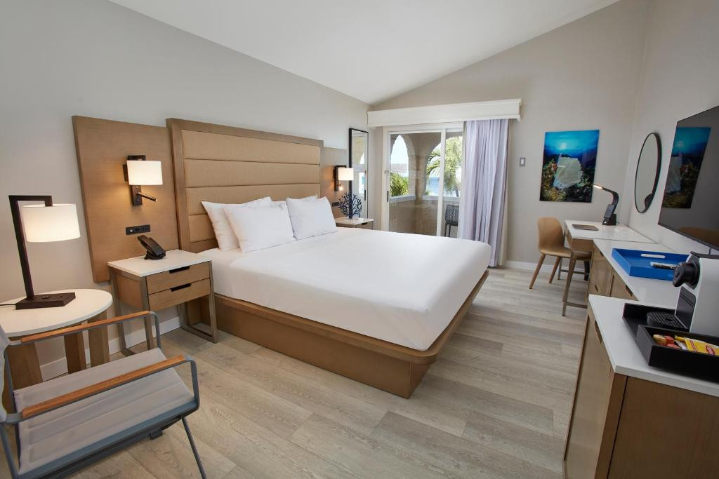 Divi Flamingo Beach Resort & Casino guestroom