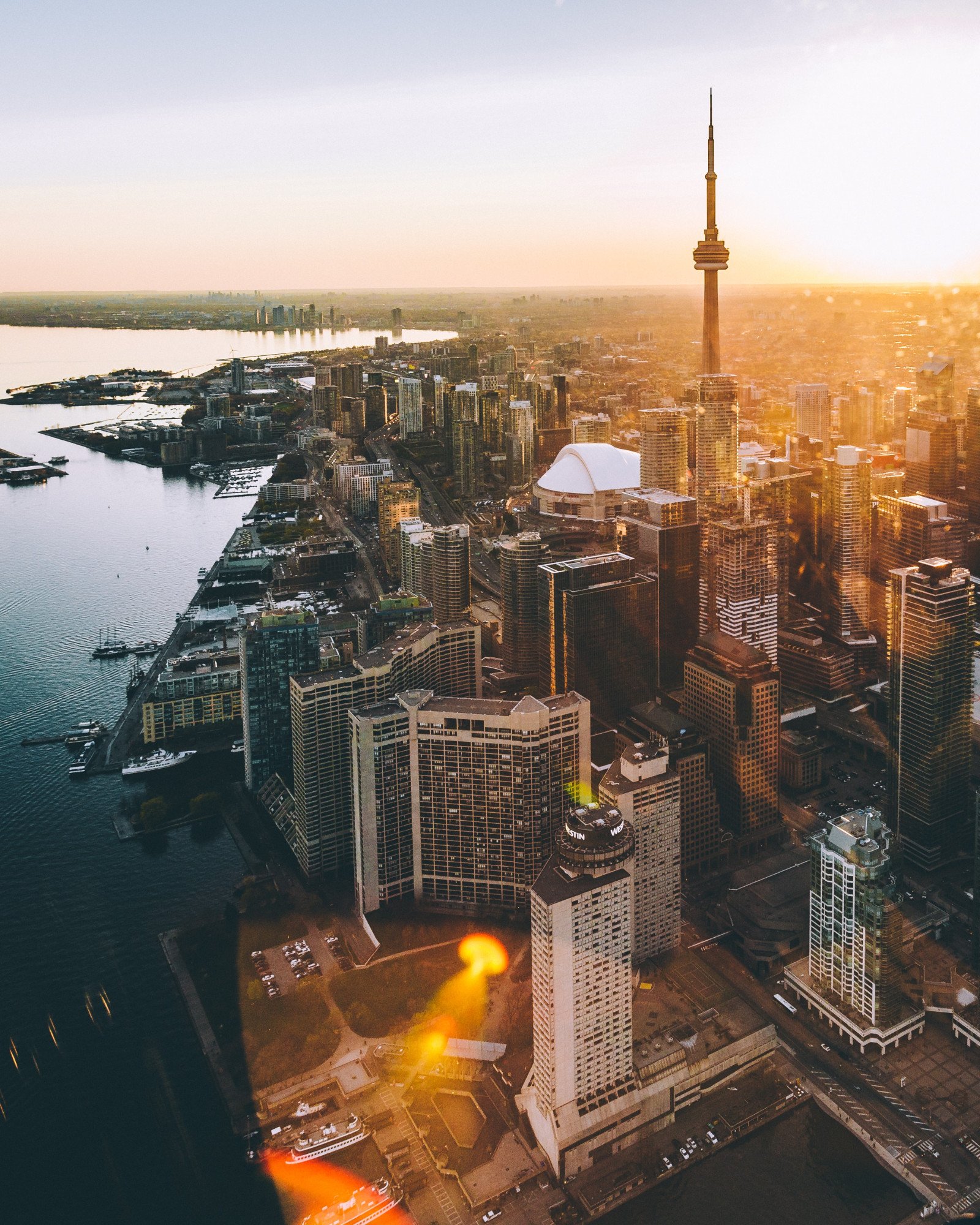 Luchtfoto Toronto, Canada tijdens zonsondergang