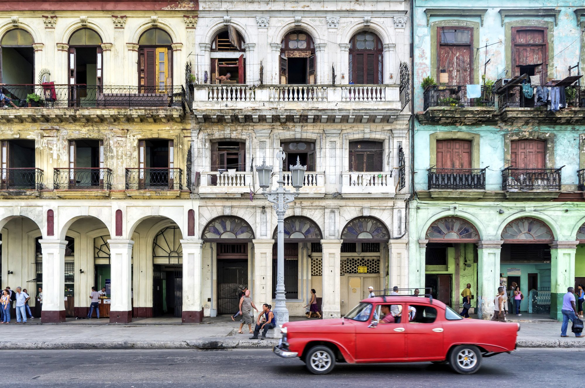 Cuba Havana straatbeeld oldtimer auto gebouwen architectuur