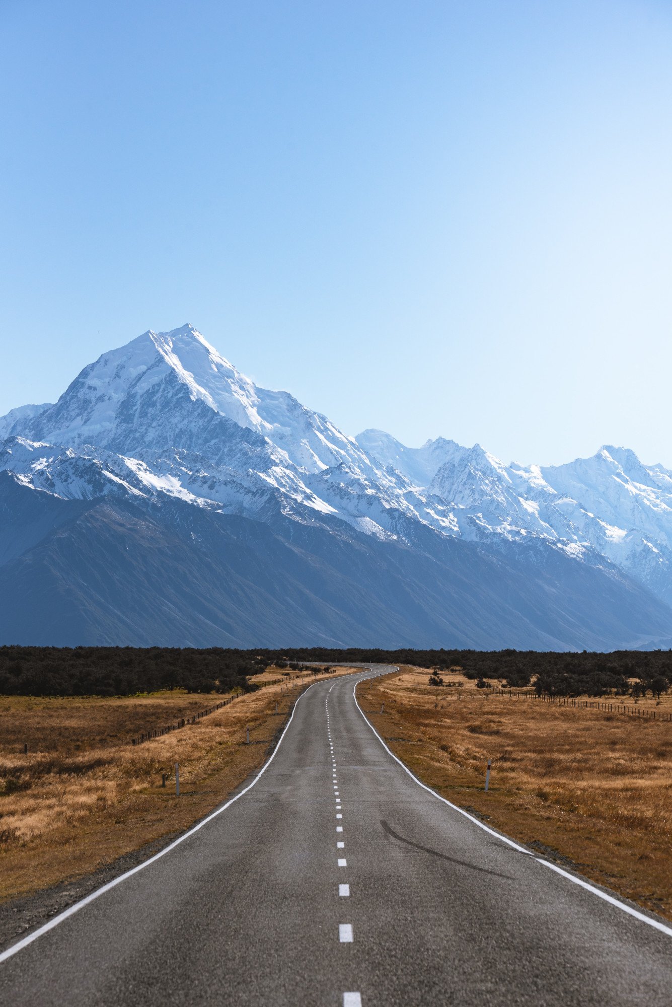 autoweg met besneeuwde berg in Nieuw-Zeeland