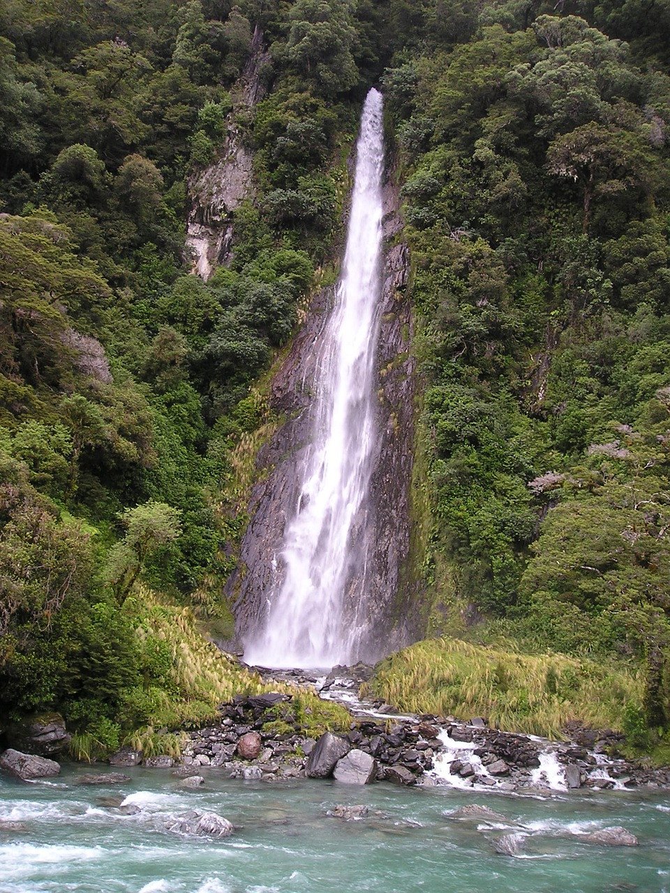 Waterval bij een rivier in Nieuw-Zeeland