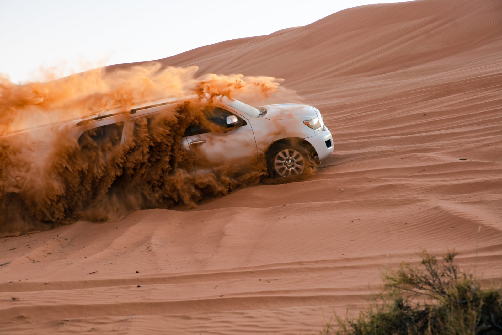 Rijden door de zandduinen in de woestijn van Ras al Khaimah