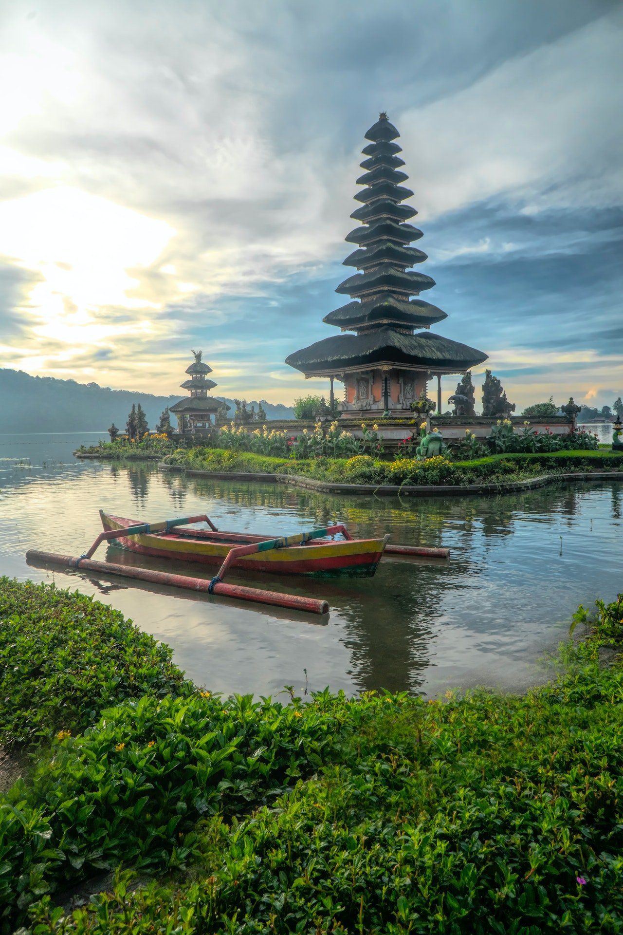Tempel aan het water op Bali.