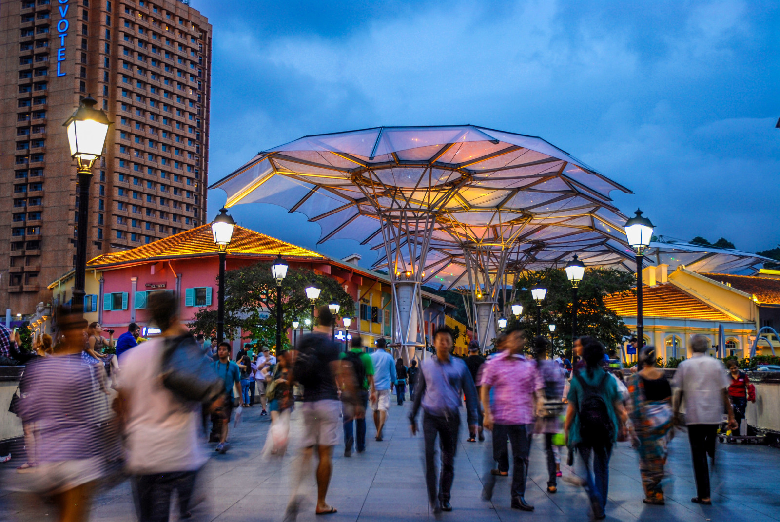 Drukke Orchard Road in Singapore met luxe winkelcentra en boetieks, een must-visit tijdens stedenreis naar Singapore