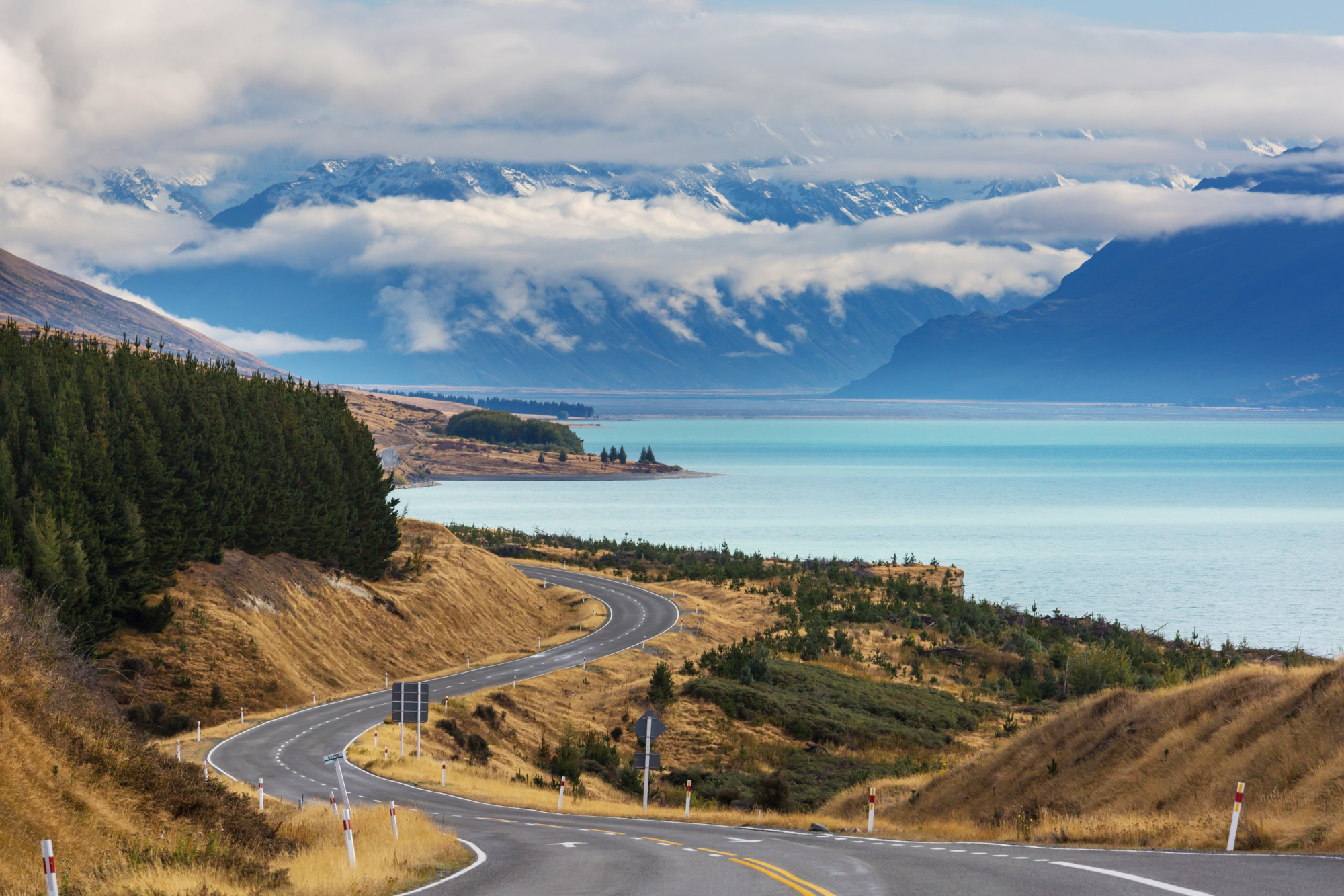 Nieuw Zeeland weg langs meer en bergen