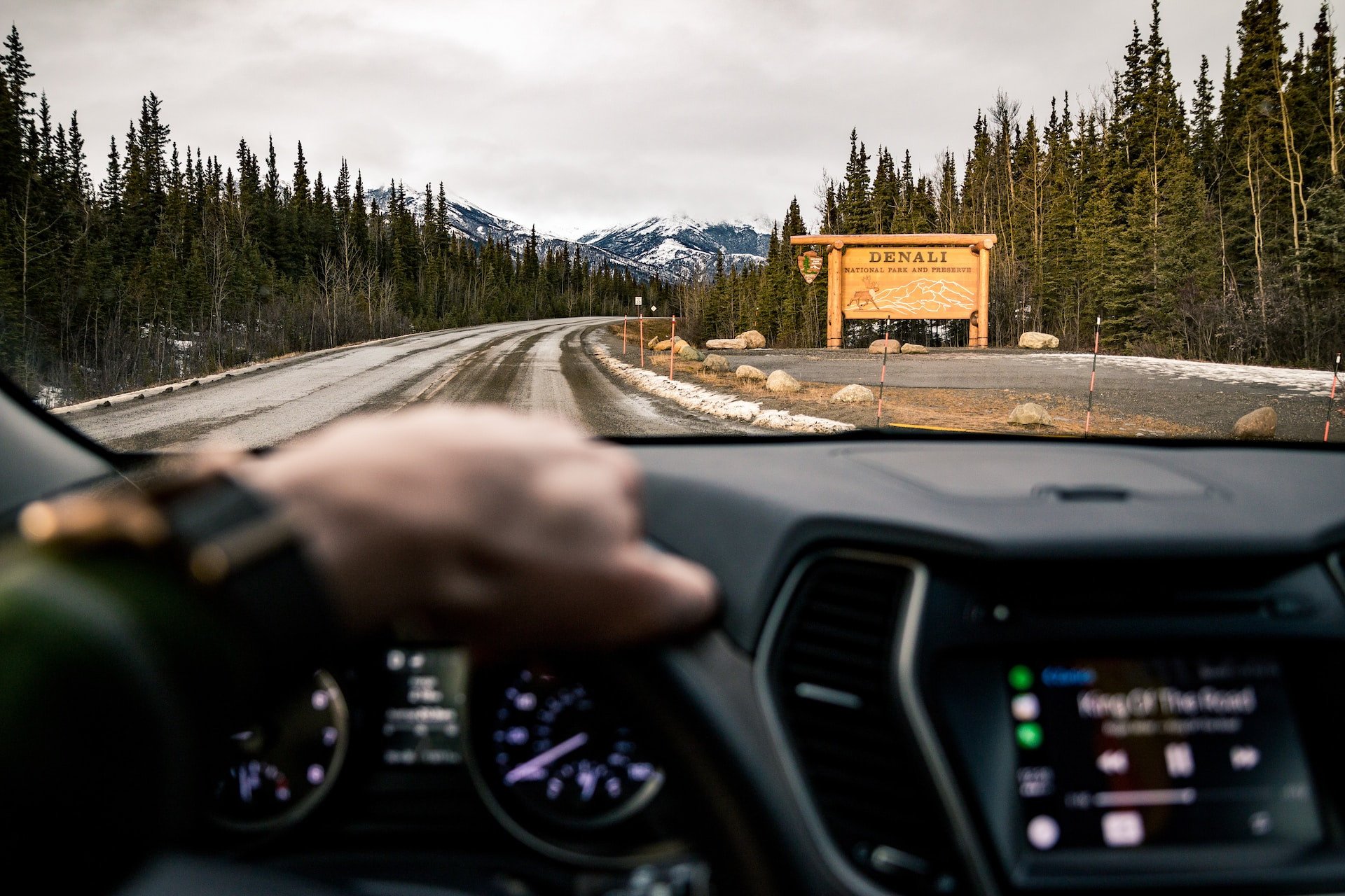 Auto rijdend door Alaska bekeken vanaf bestuurder