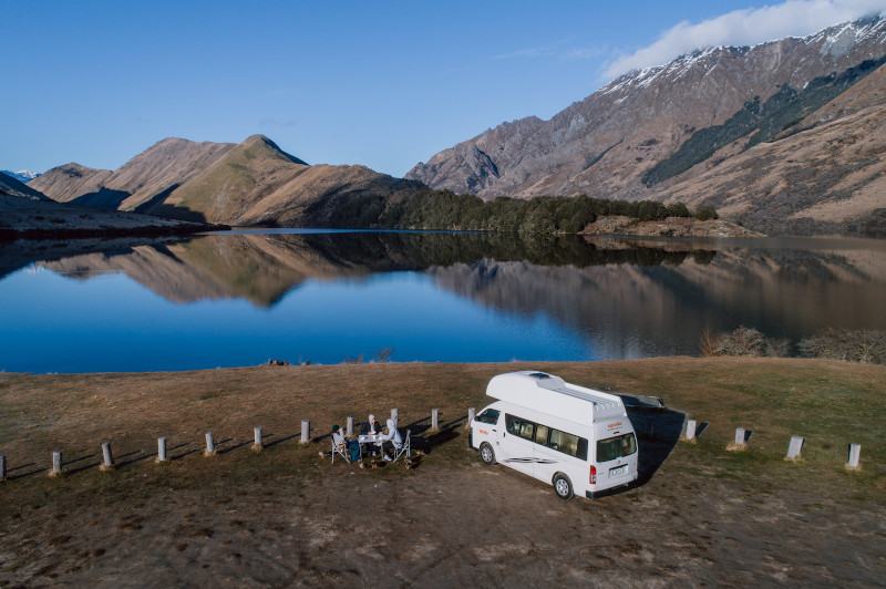 Apollo NZ Endeavour Camper geparkeerd bij een meer