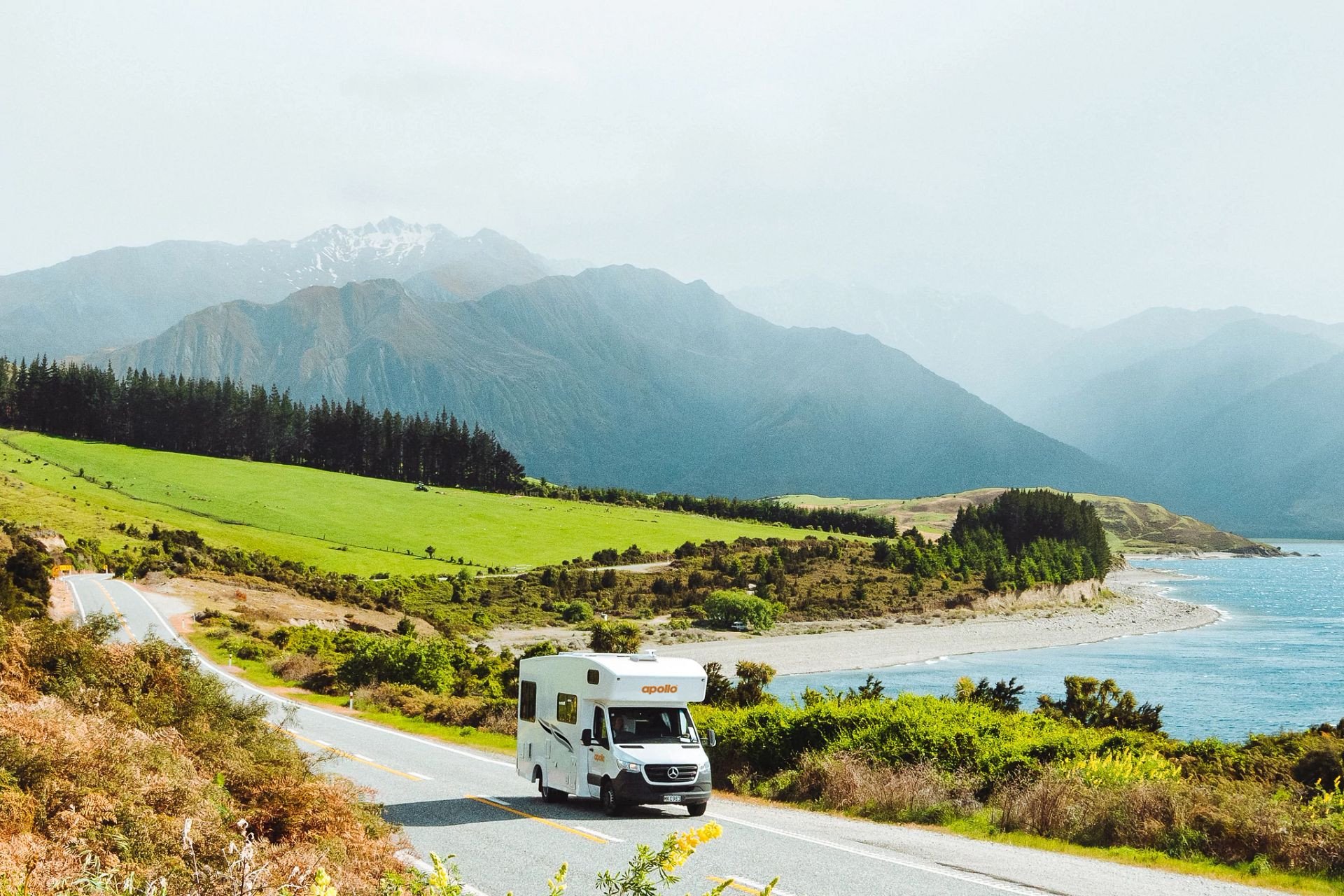 Apollo NZ Euro Deluxe 6 Berth camper in op de weg met geweldige uitzichten