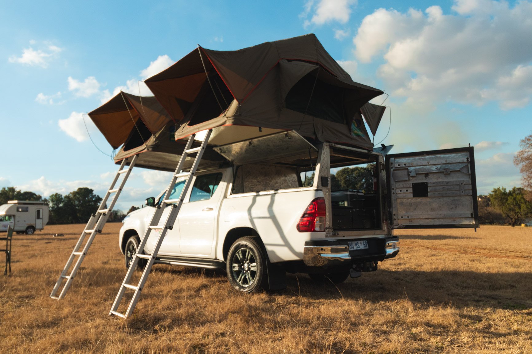 Britz NA 4x4 Double Cab 4 Berth Manual (DCE) camper met twee tenten bovenop