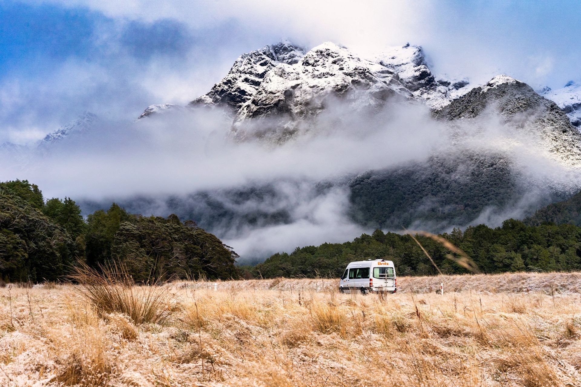 Britz NZ Venturer camper in de bergen met sneeuw